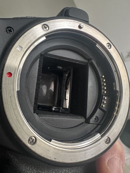 Vând aparat foto Canon EOS 250D