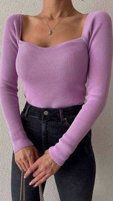 Лиловая кофта в обтяг