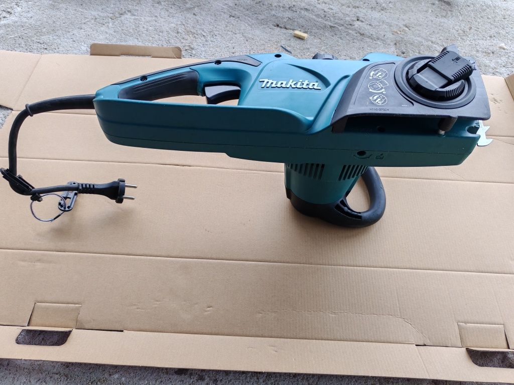 Електрическа резачка за дърва Makita UC3541A