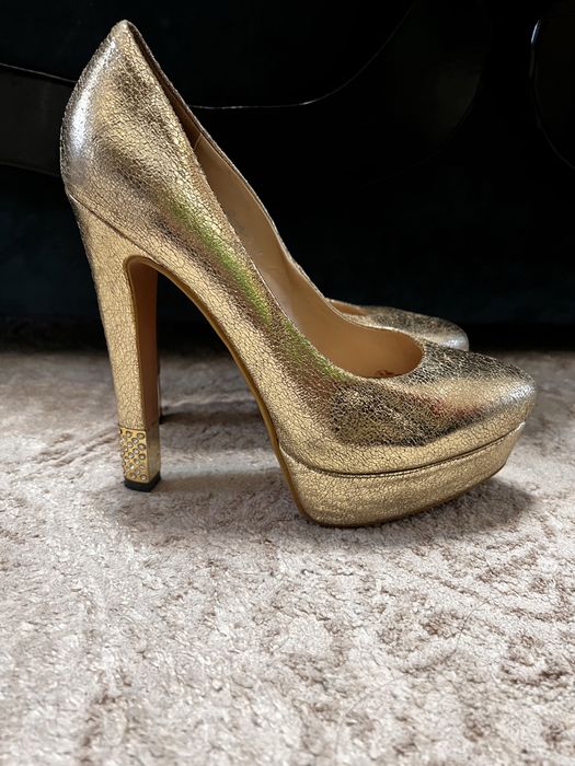 Золотистая обувь 38 р