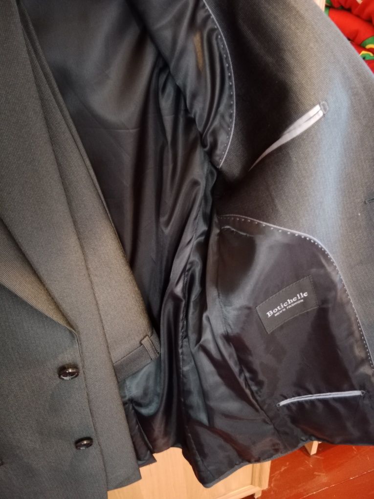 Мужской костюм темно серого цвета и легкая ветровка ( куртка)