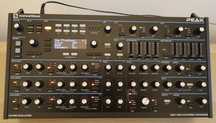 Novation Peak Sintetizator 8 Voci Desktop + Decksaver + Stand