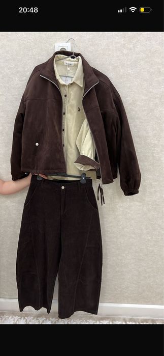 Рубашки и брюки в продаже