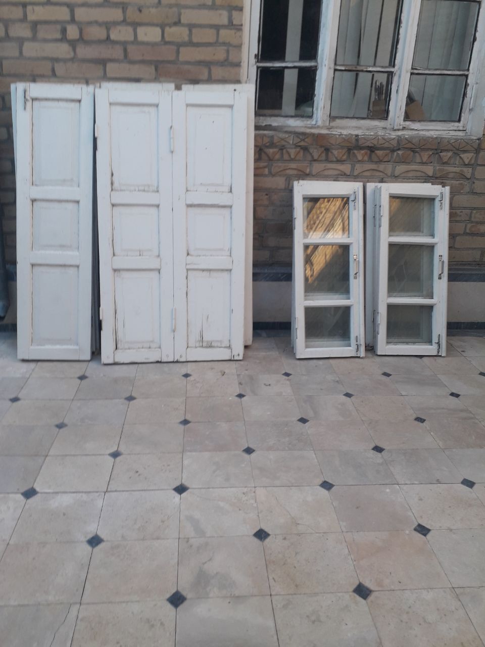 Срочно продаются деревянные двери, окна.