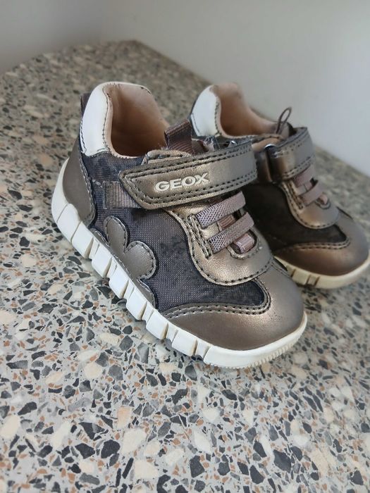 Бебешки обувки Geox 19 номер