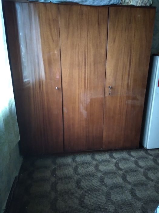 Трикратен гардероб,бюфет  с витрина ,единични легла с  пружини