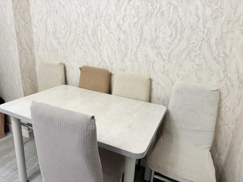 Продам кухонный стол с 5 стульями