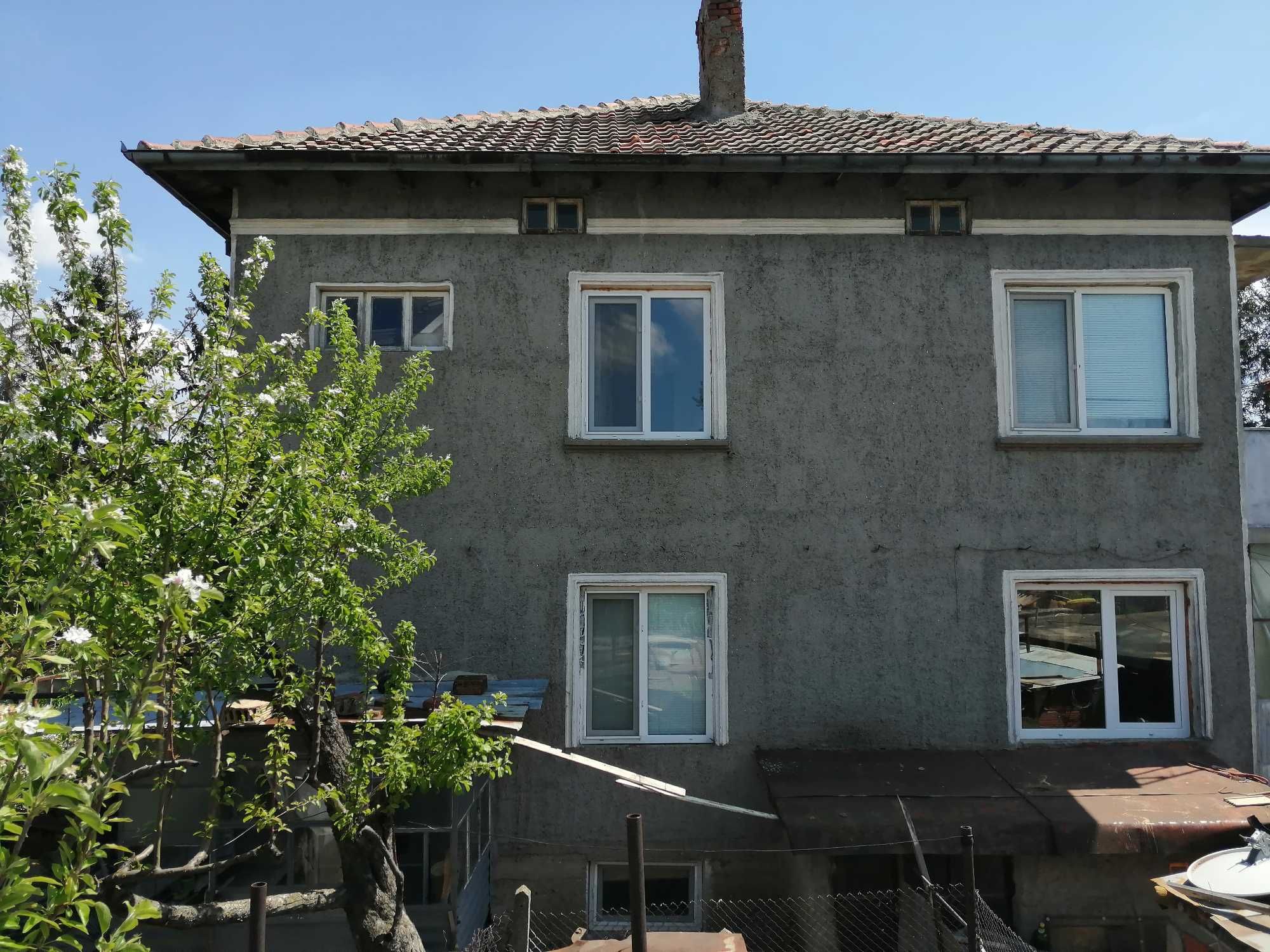 Двуетажна къща плоча-175 кв.м + 28кв.м. голям гараж
