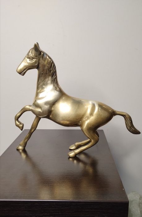 Много красива статуетка на кон от бронз.