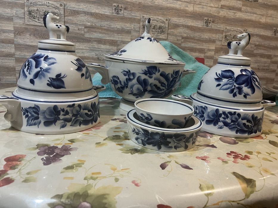 Набор керамической посуды с синим узором