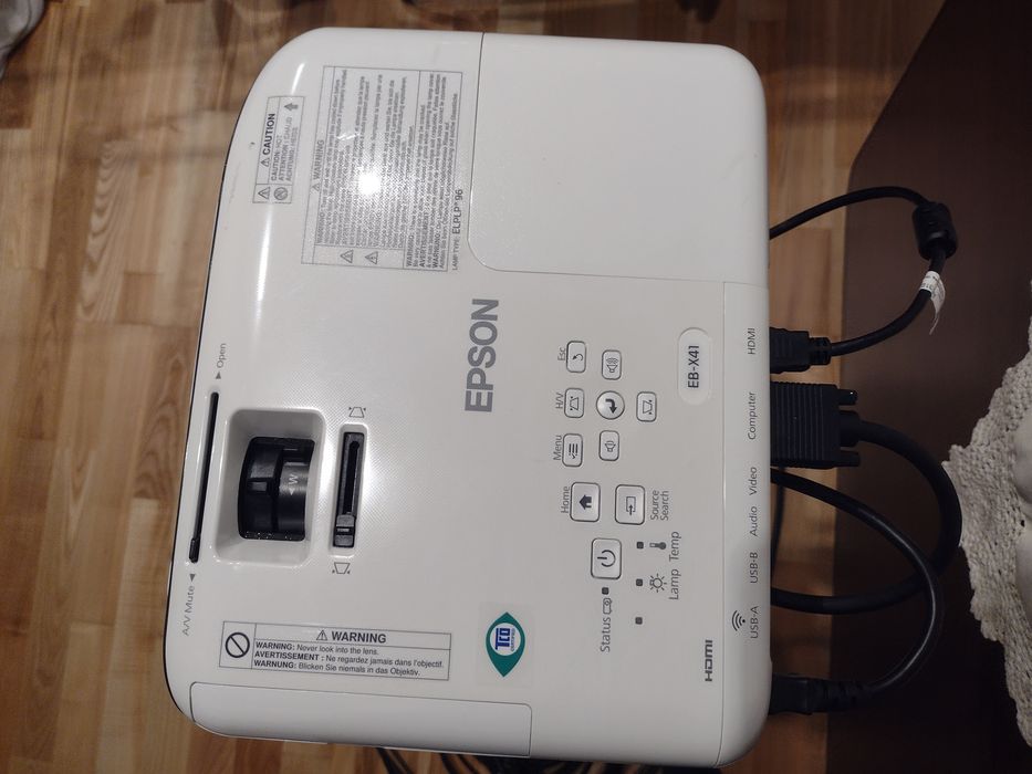 Videoproiector Epson EB-X41 cu suport de prindere și cabluri de 10 m