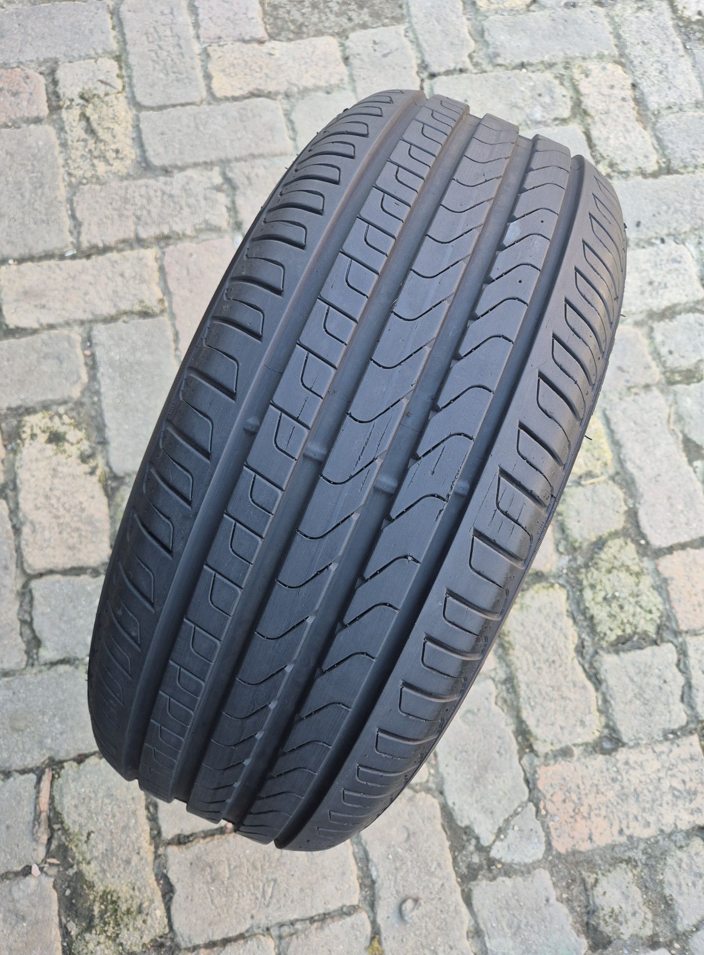 O bucată 245/45 R18 vară - una Pirelli