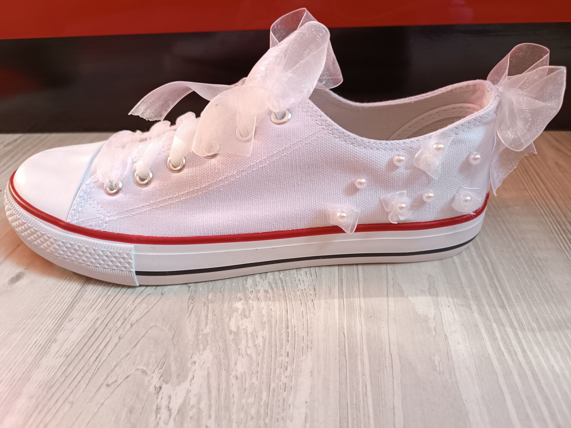Рисуване на кецове с шевици