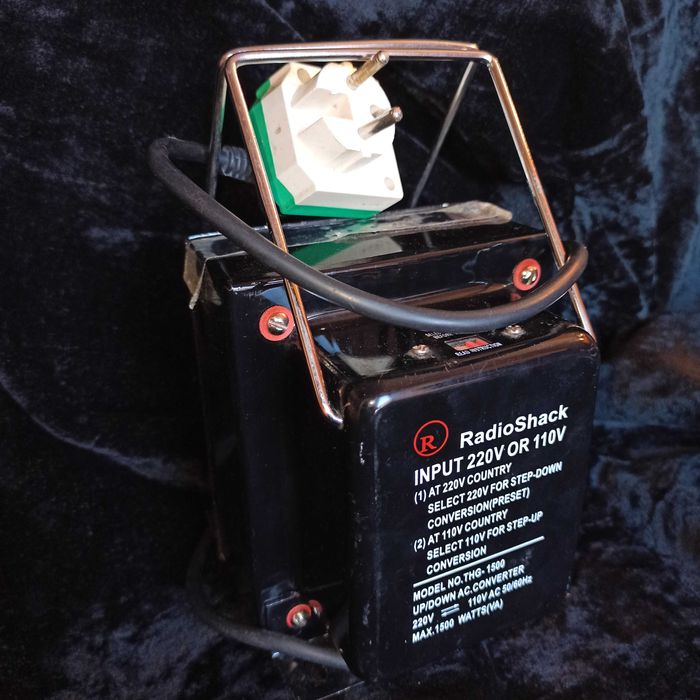 Понижающий транс для японской/американской техники 220 на 100-110 V.