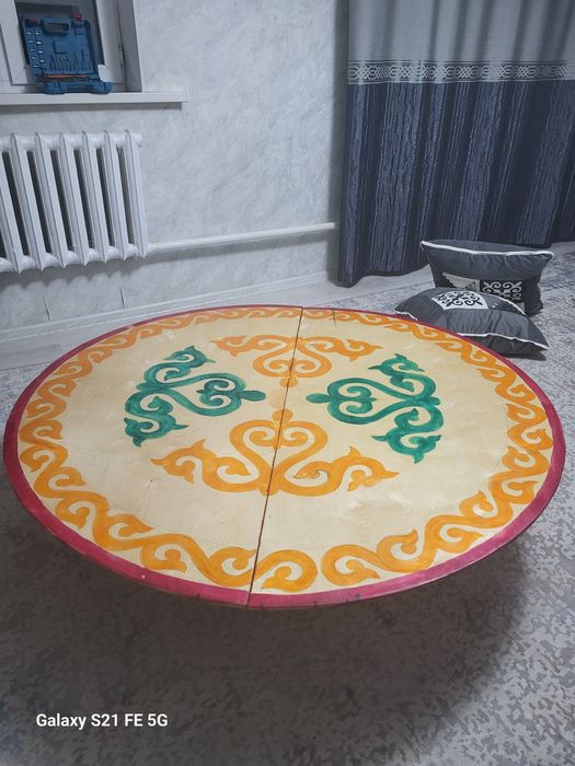 15 адамдық жер стол жаңа таза ағаштан жасалған.