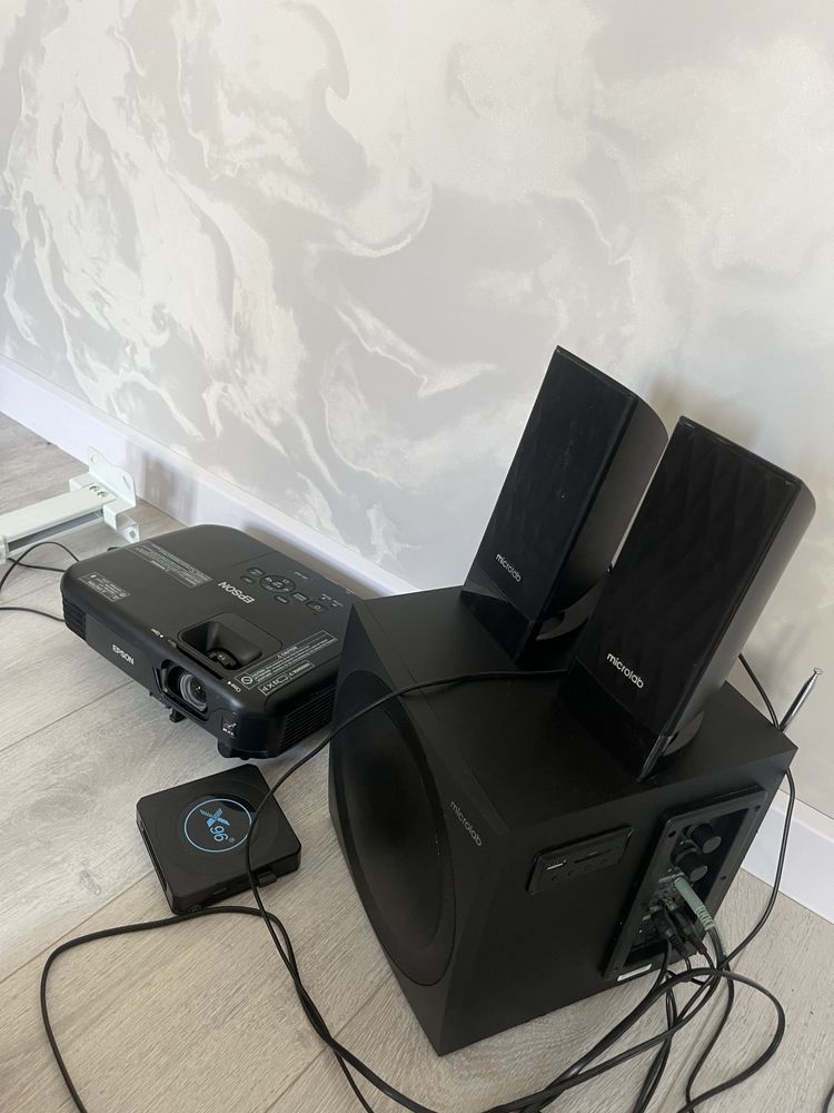 Два комплекта: Проектор Epson + акустика Microlab, один 55000