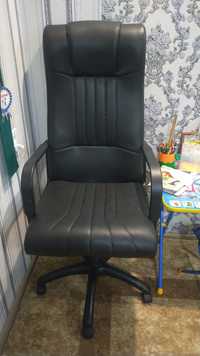 Продам офисное кресло черного цвета, в буу состоянии
