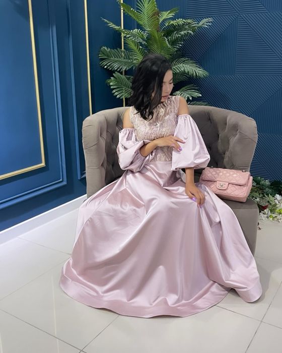 Роскошное вечернее платье нежно-розового цвета.