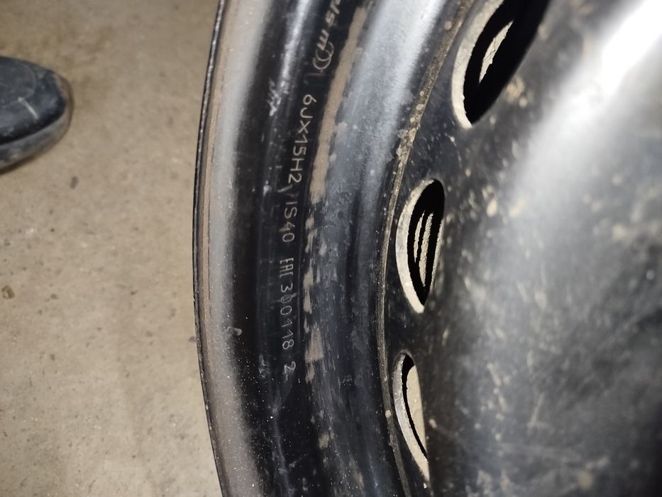 Продам диски железные 4 дырки размер 15 новый один сезон ездил