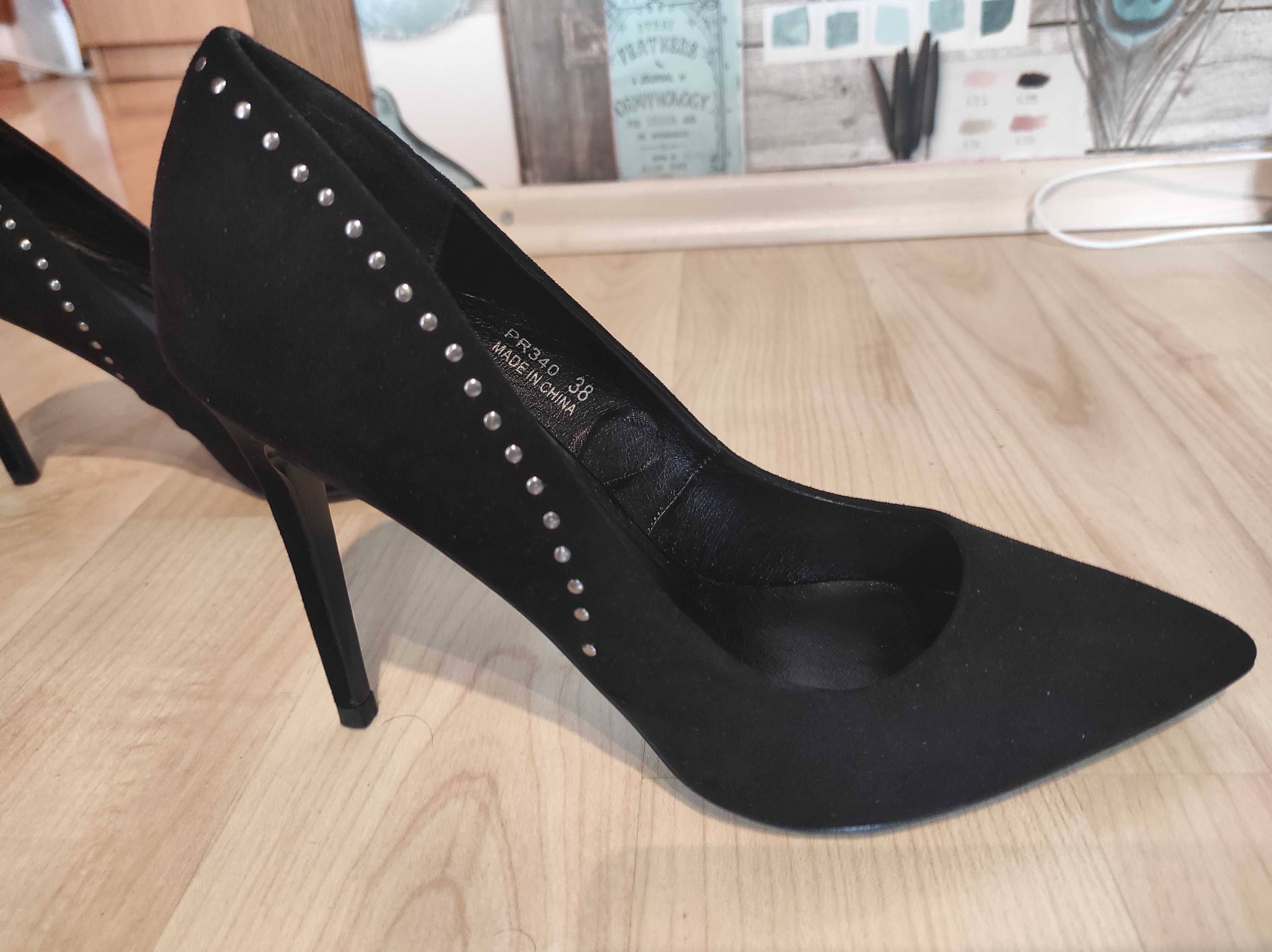 Pantofi stiletto