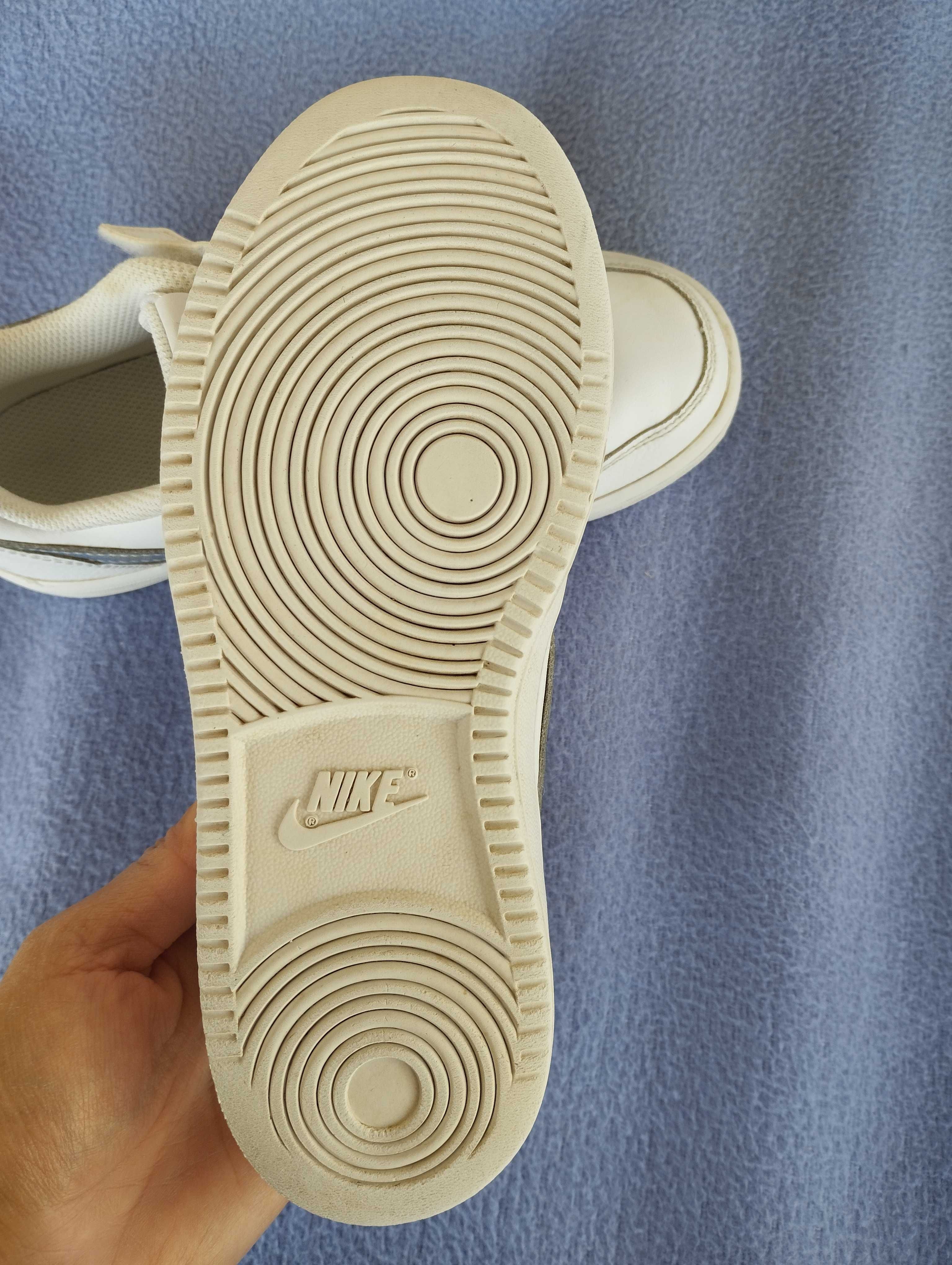 Два чифта Nike номер 33.