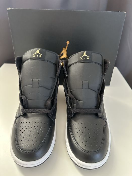 Air Jordan 1 Mid, culoare Black/Metallic Gold