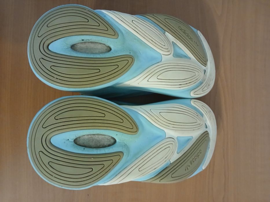 Vand adidasi adidas ozelia marimea 38,5 de femei