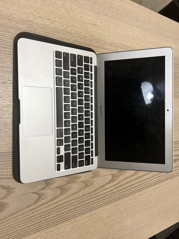 Vand Macbook Air 11 plus husa Thule