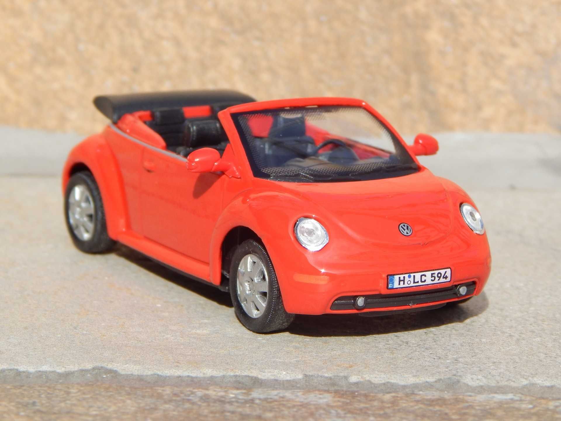 Macheta Volkswagen New Beetle Cabrio 1998 sc 1:43 cu ambalaj