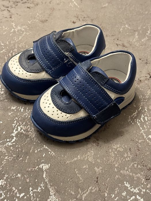 Продам детские кроссовки.