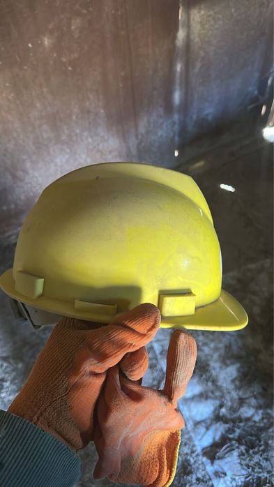 Защитная каска желтый