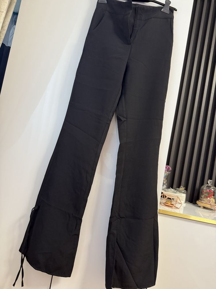 Pantaloni evazati