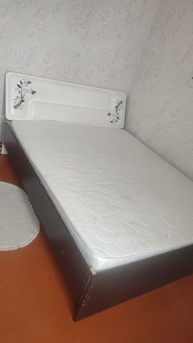 Кровать 180.200 в нормальном состояние. Продаю в связи с переездом.