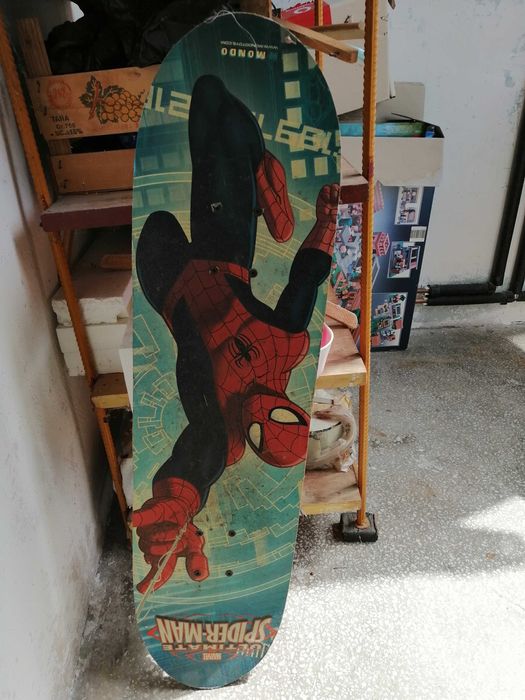 Skateboard spider man