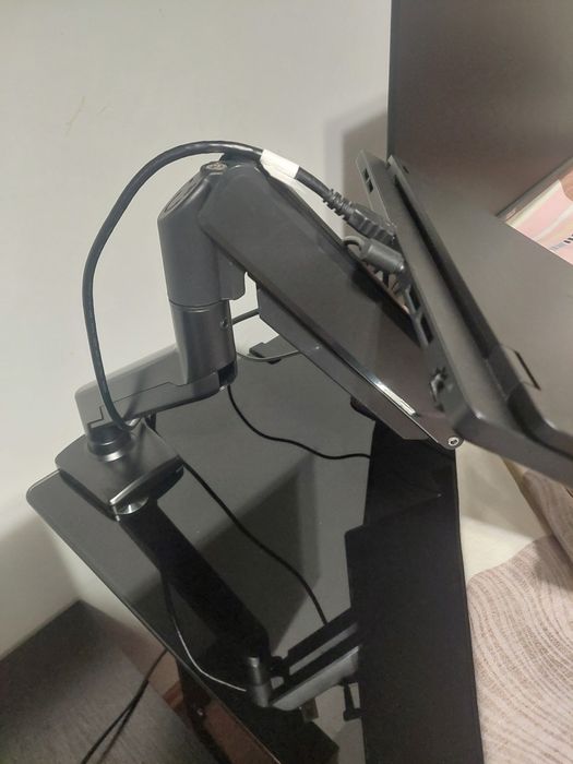 Чисто нова стойка за лаптоп.