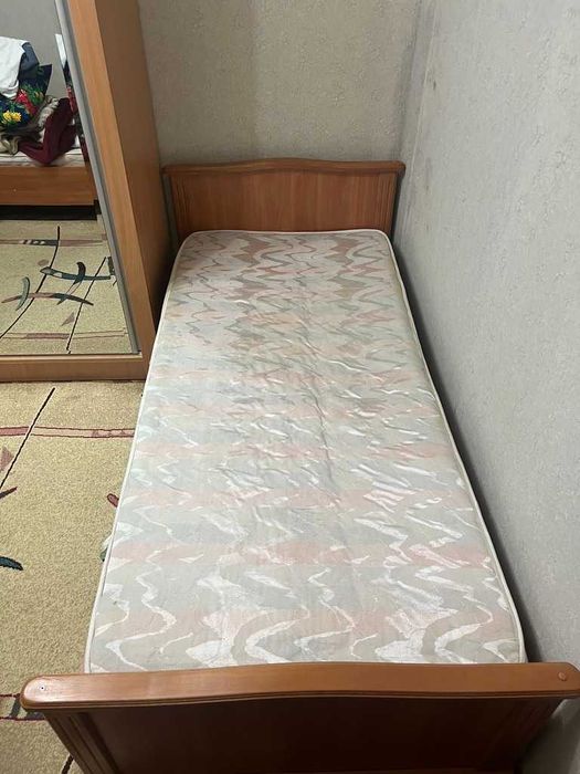 Продам односпальную кровать 90х210
