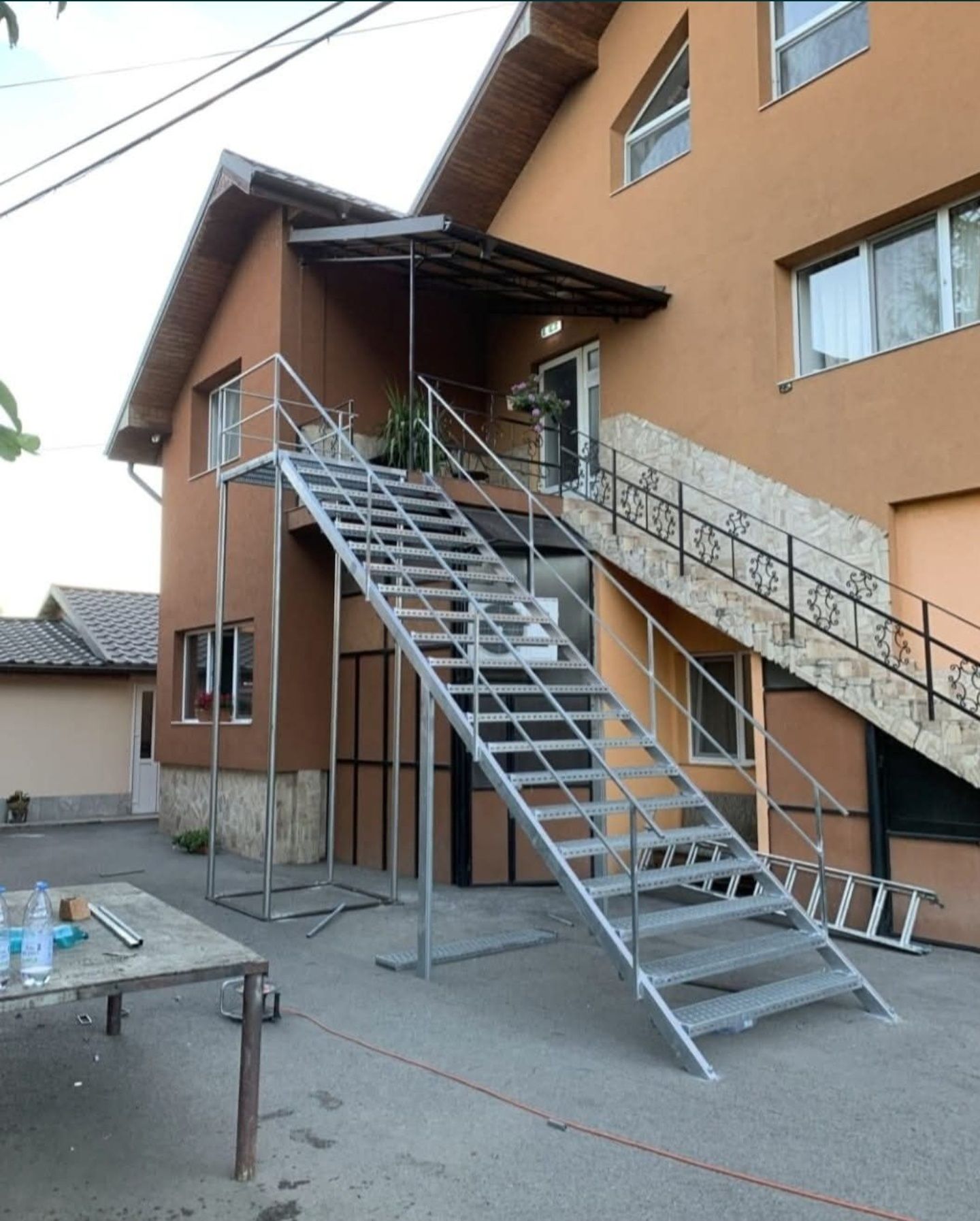Confectionam scarii metalice zincate exterioare și pentru incendii , p
