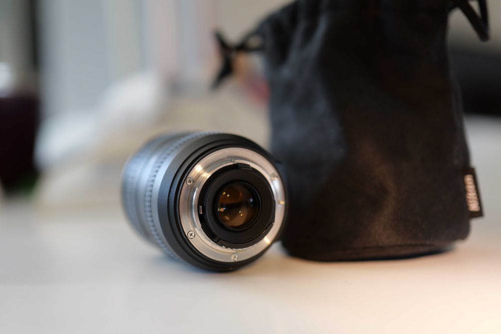 Обектив Nikon AF-S DX Nikkor 16-85mm f/3.5-5.6G ED VR + сенник и калъф