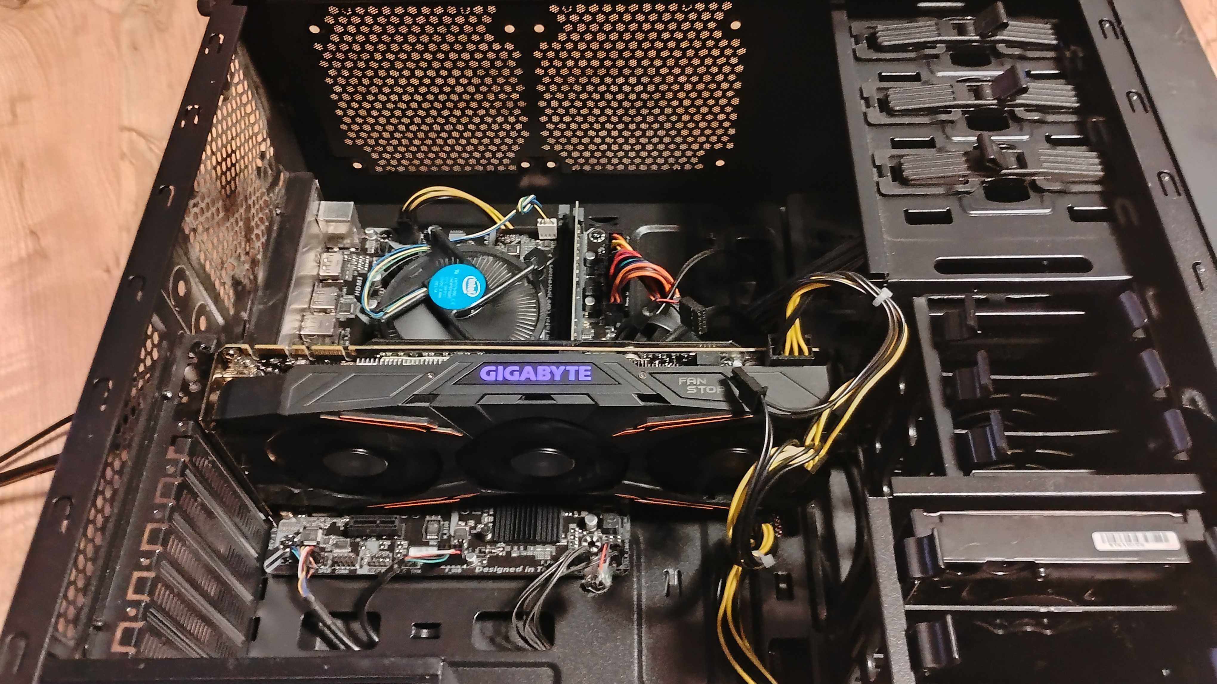 Placa video  GeForce GTX 1070 8G, Radeon RX VEGA 56 8G