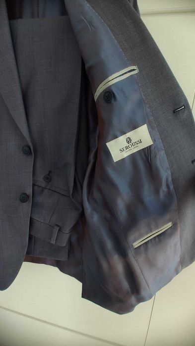 Vand costum Seroussi nou, culoare gri, marime 44