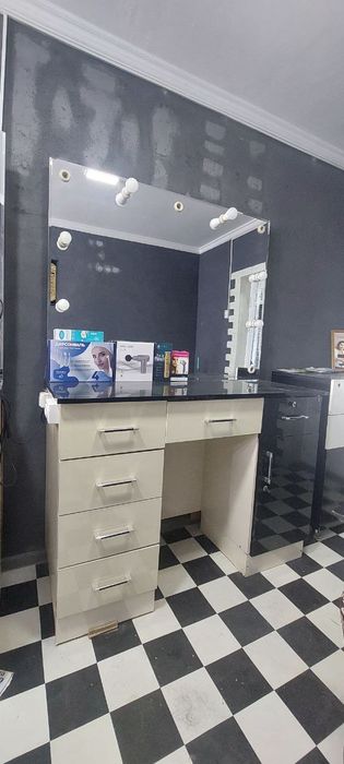 Продаётся мебель для салона красоты.