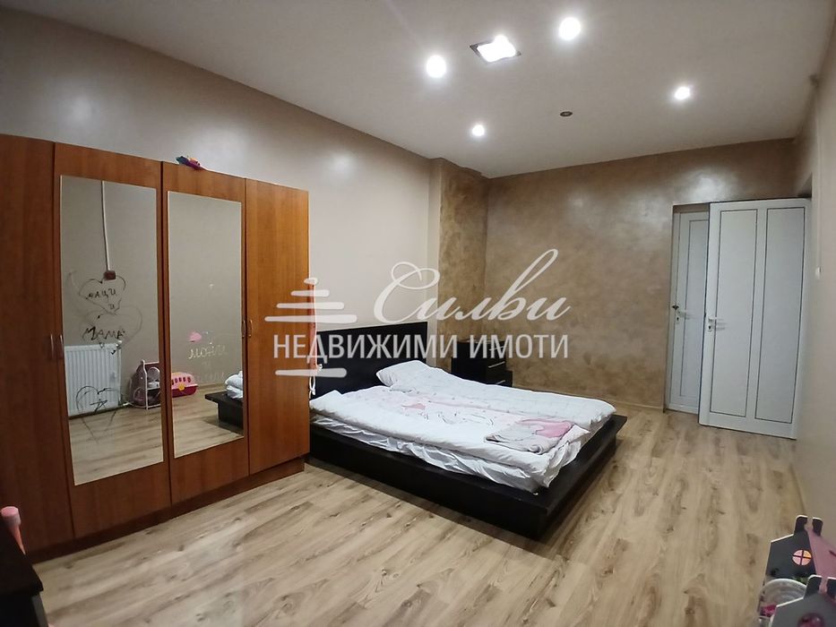 Етаж от ТУХЛЕНА къща с двор - кв. Център!