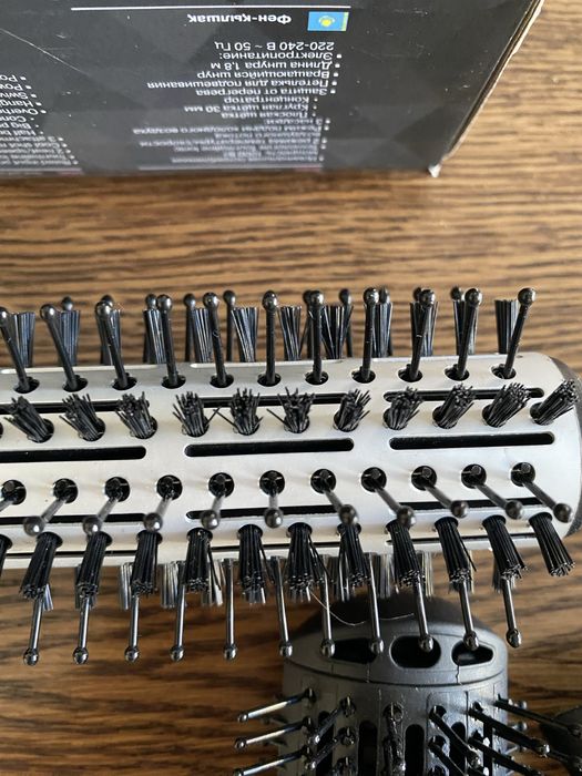 Фен- щётка Vitek. Новый