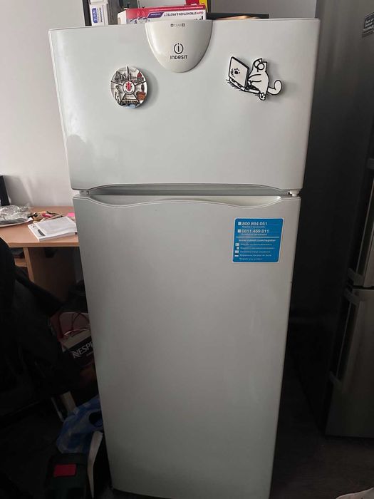 Стар хладилник INDESIT