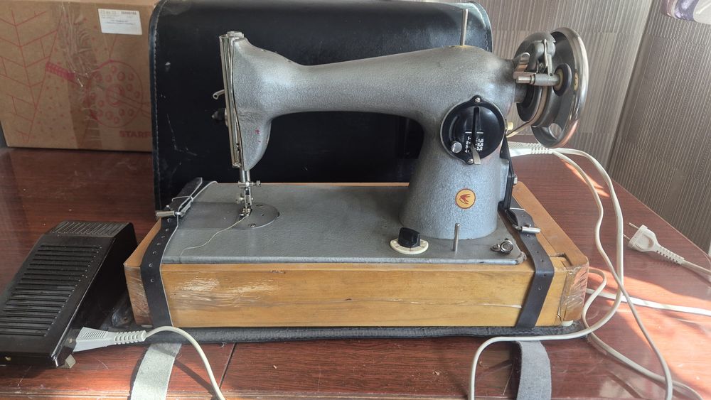Швейная машинка ручная с электроприводом, советская