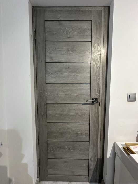 Vand cele doua usi din imagine