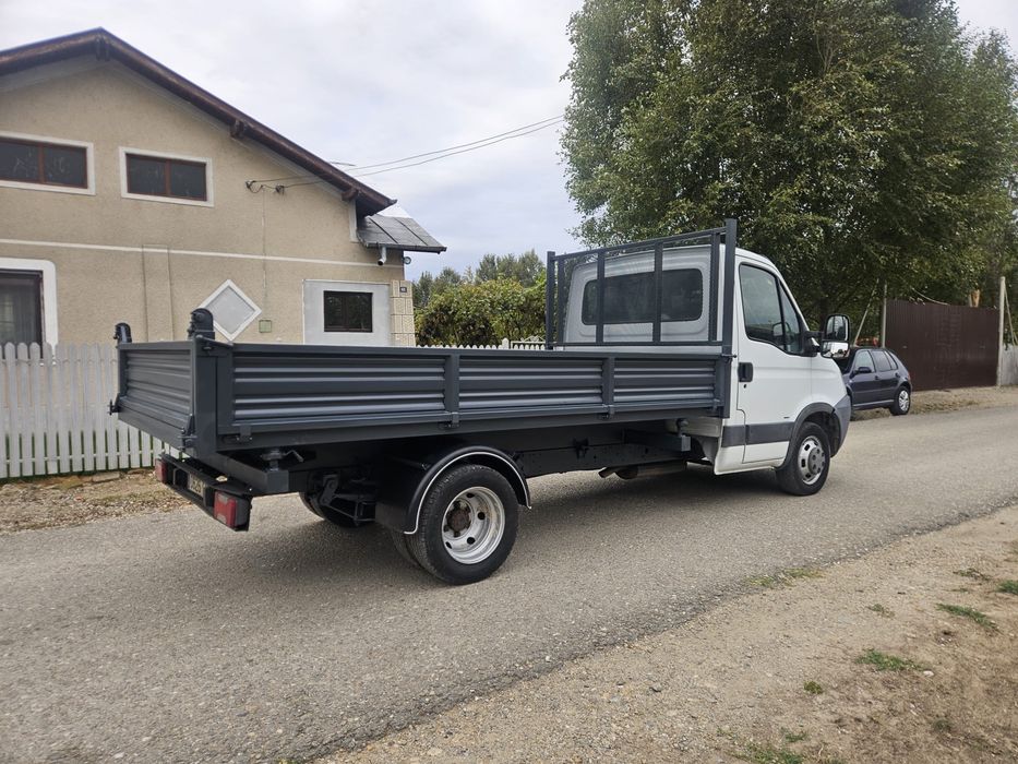 Iveco basculabil pe trei parti