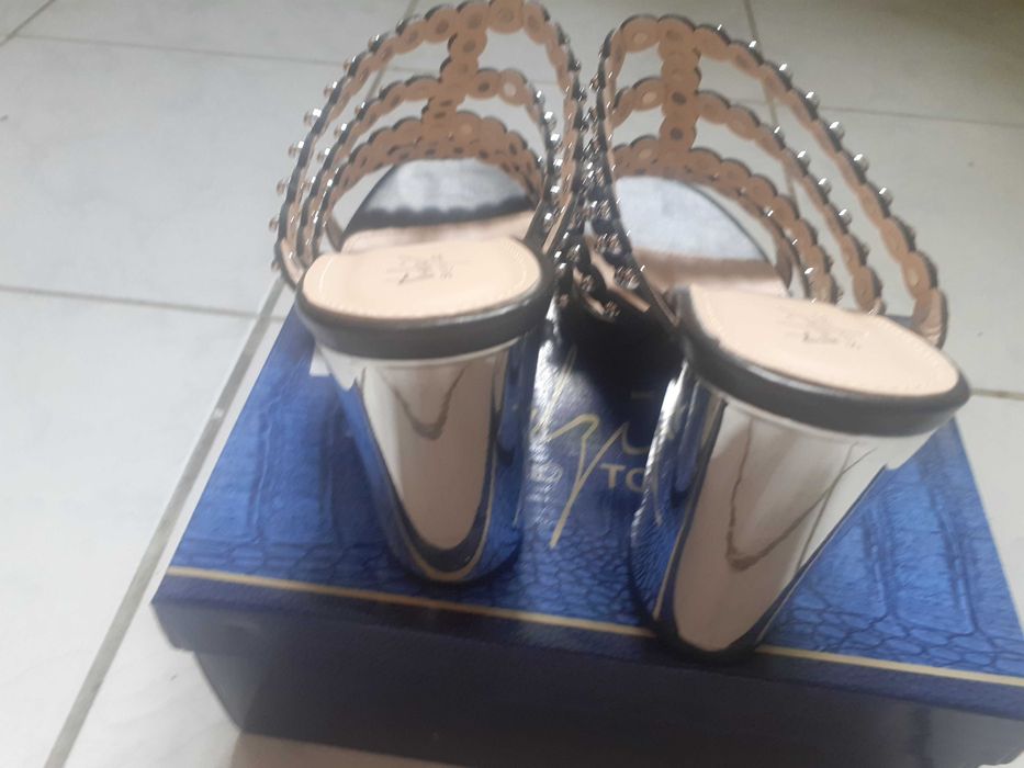 Sandale elegante - noi nr.39-40 Pret 50 de ron