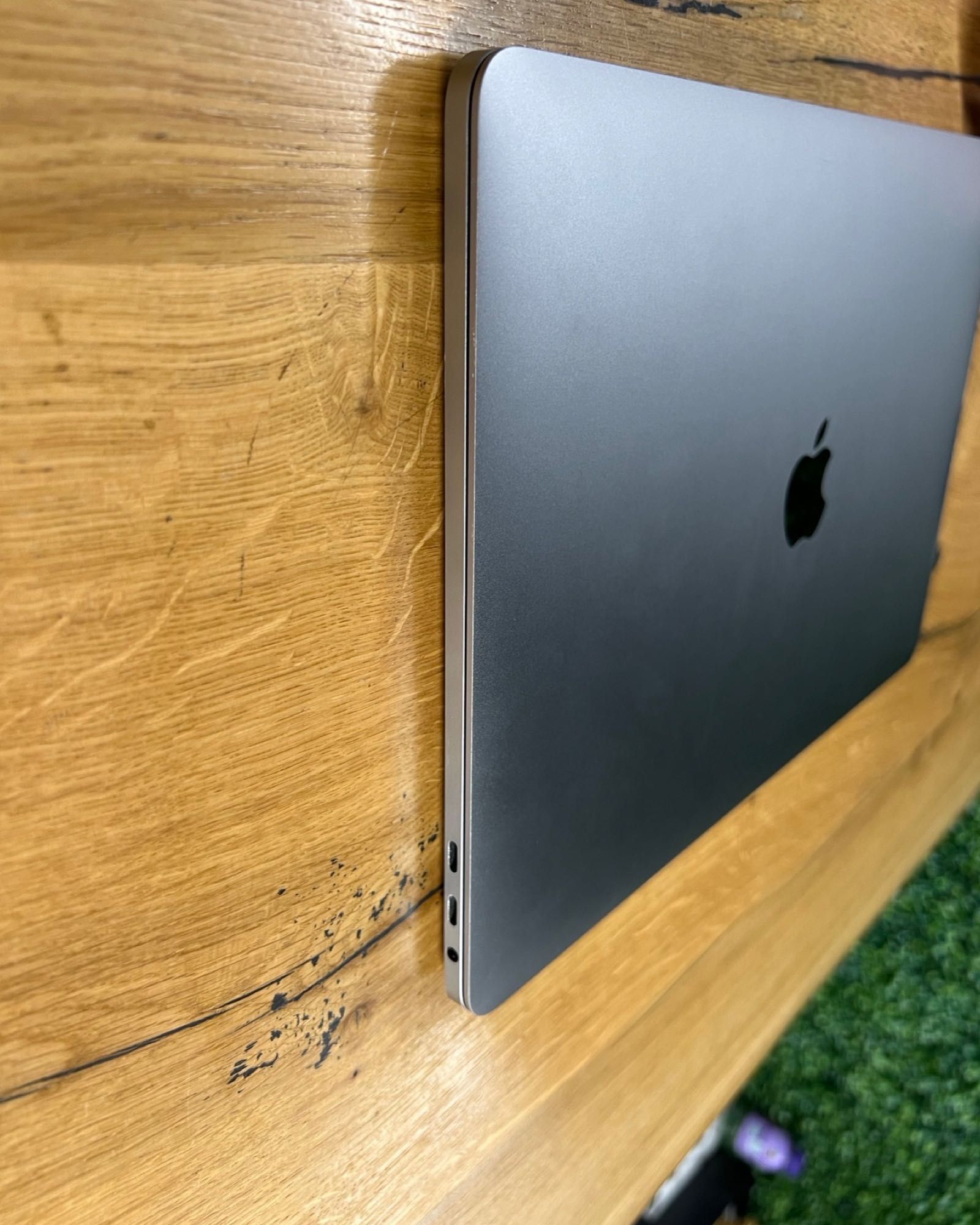 MacBook Pro 13" 2019 i5 256GB Space Gray | TrueGSM