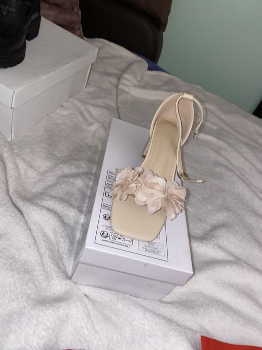 Sandale de damă cu vârf pătrat si toc gros